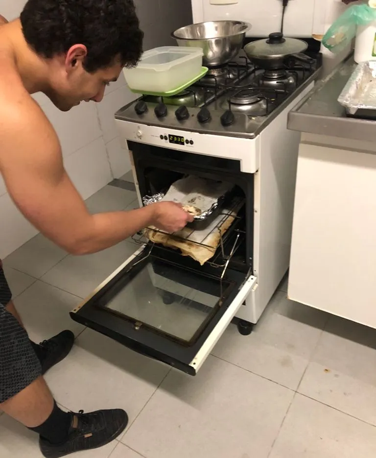Dois quilos de frango sendo feitos.