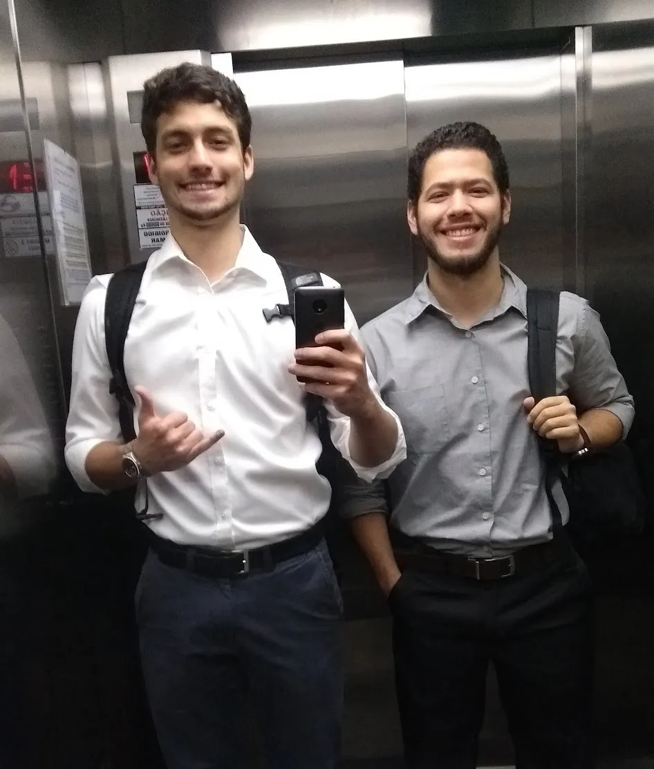 Indo apresentar. Como nossa solução era de investimentos, a gente se vestia assim.