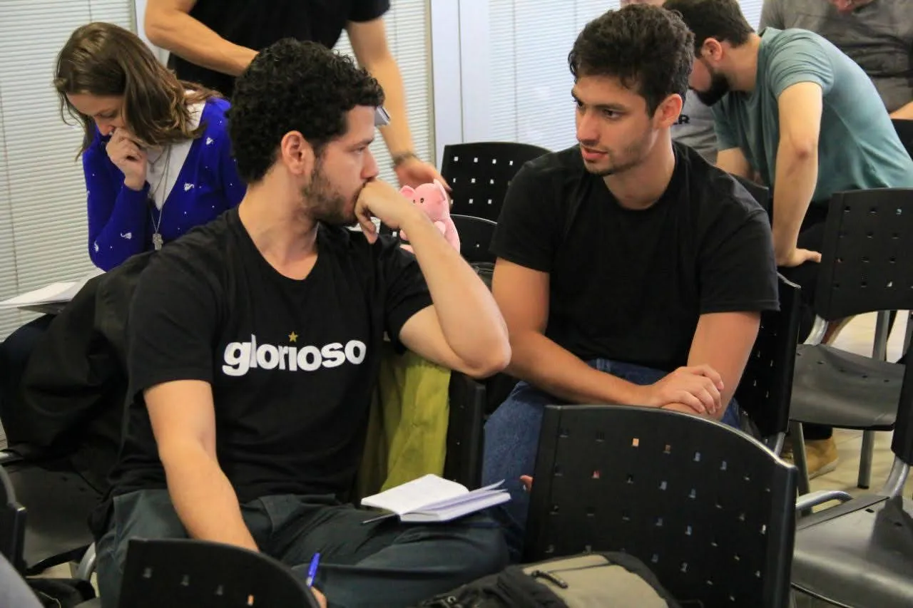 Eu e Gabriel debatendo ideias depois de uma de várias palestras.
