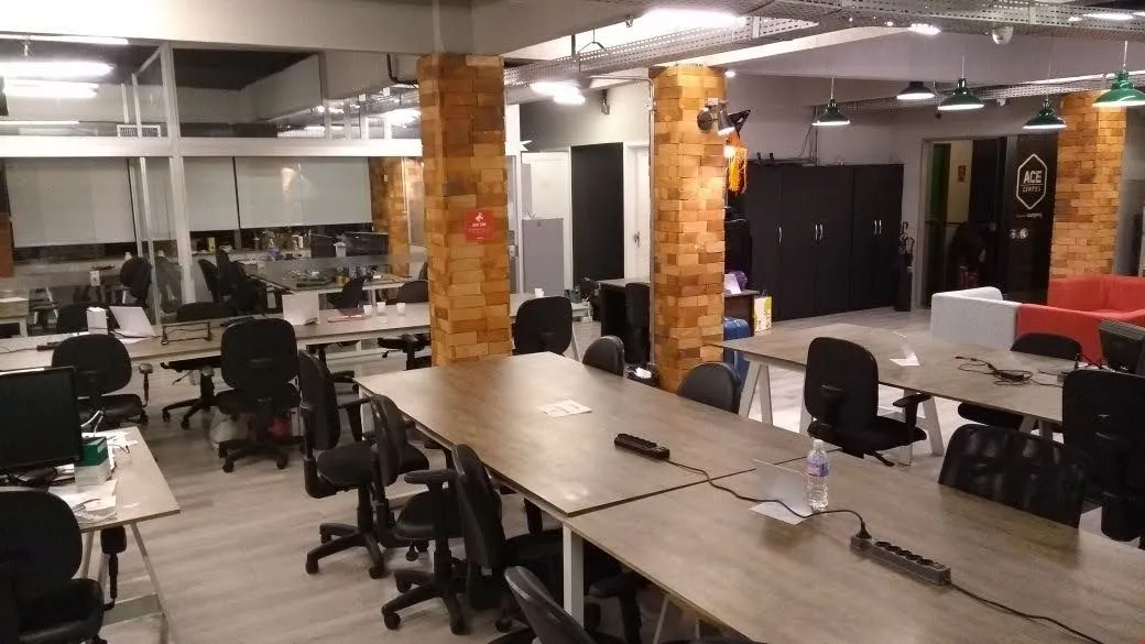 Mais um dia sendo os últimos a irem embora do escritório