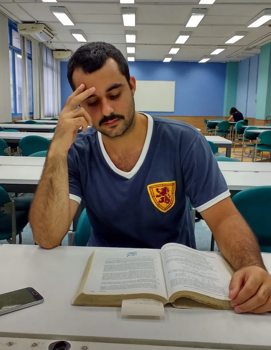 Trabalhando na presença de um amigo de tempos de colégio que também ia à PUC durante as férias universitárias porque estava fazendo mestrado.