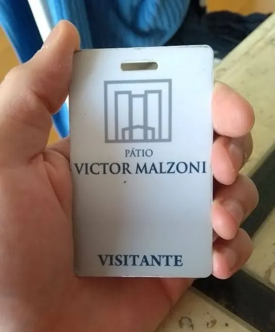 Crachá do prédio do escritório da Empiricus.