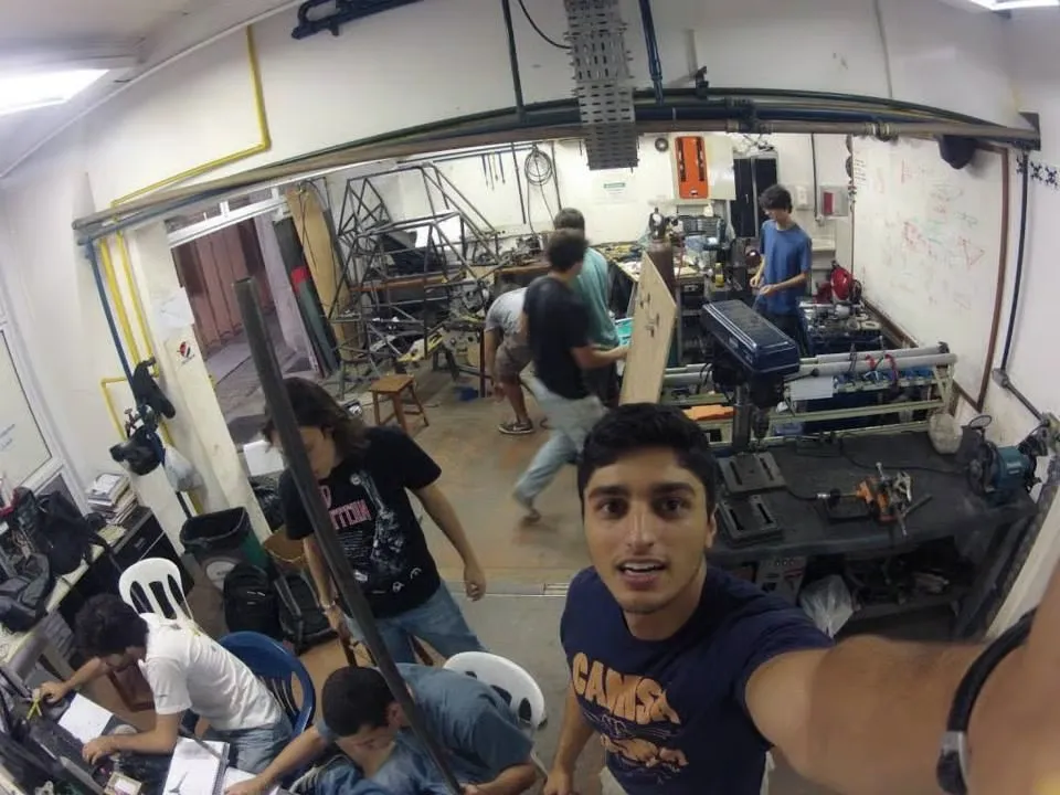 Dia de trabalho normal na oficina (2014)